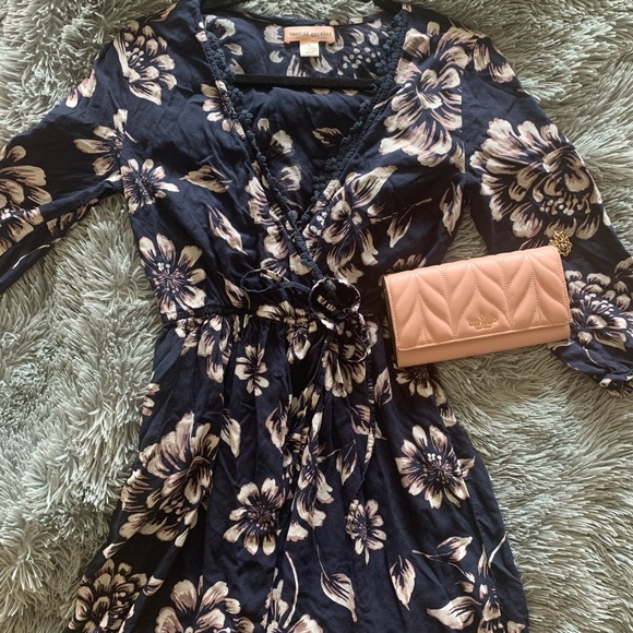 Band of Gypsies Navy Floral Print Boho 3/4 Sleeve Mini Dress SZ M - Picture 2 of 6